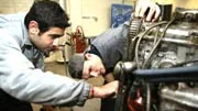 Morgondagens mekaniker, Armen Eskandari och Pierre Ståhlberg som går på Bolandsskolans fordonsprogram, utbildas på 20 år gamla motorer. Det är för dyrt att investera i ny utrustning.