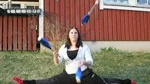 Annelie Holmberg har mångla  käglor i luften då hon kombinerar skolarbete med cirkusträning.