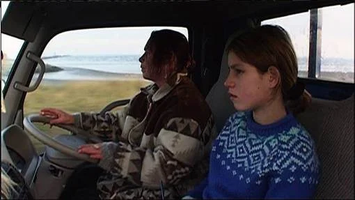 Rose Maughan spelar modern och Winnie Maughan dottern Winnie i Flickan i husvagnen.
