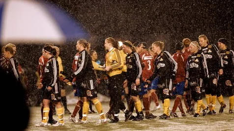 Snön föll stundtals ymnigt över Årsta IP.