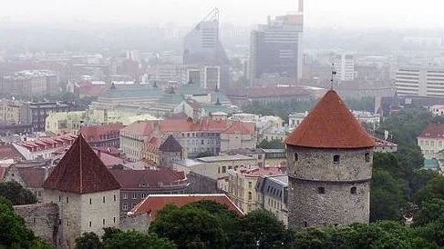 En stor del av Estlands befolkning avlivades under Hitlers och framför allt Stalins välde, ännu fler fick minnen som de haft svårt att öppet berätta om.
