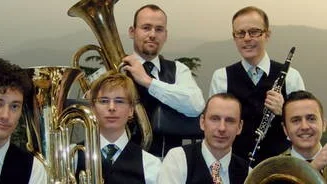 Den flygande bokrullen spelar klezmer på allehanda blåsinstrument.