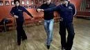 Jazz Munteanu (t v) och Karin Stjärnefyr vill ha en ny koreografi till sin paso doble. De får hjälp av danspedagogen Tony Irving, som blev känd för tv-publiken när han var juryordförande i tv-programmet Let's dance.