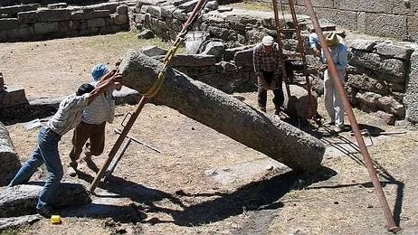Forskarna från Uppsala använde stubbrytare för att lyfta tunga kolonner och stenblocken som utgjort korets mur i den kristna kyrkan.