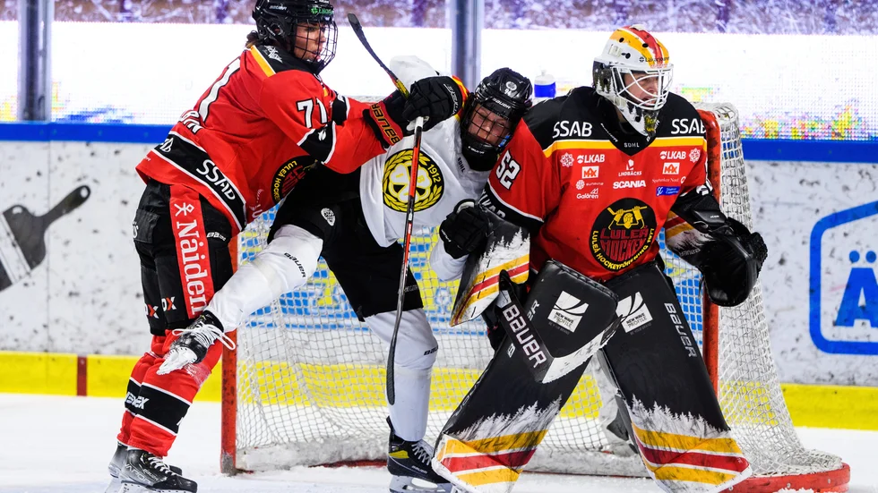 Anna Kjellbin städar bort Brynäs Anna Meixner under den första finalen mellan lagen.