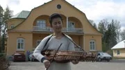 Kazuko Kamakura från Japan har gått den ettåriga nyckelharpsutbildningen i Tobo.