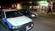 Två män beväpnade med kniv och järnrör rånade Konsumbutiken i Storvreta på måndagskvällen.