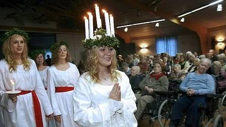 Amalia Hammarström och hennes tio tärnor gjorde ett uppskattat besök på på Karl Johansgårdarna i Svartbäcken.