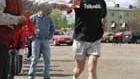Börje Wennberg deltog i sponsorloppet Spring för Tierp på lördagen. Här har han precis tagit emot ett band för godkänt sprunget varv av pastor Ragnar Brugård.