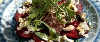 Röbetscarpaccio med parmaskinka och rostade cashewkärnor