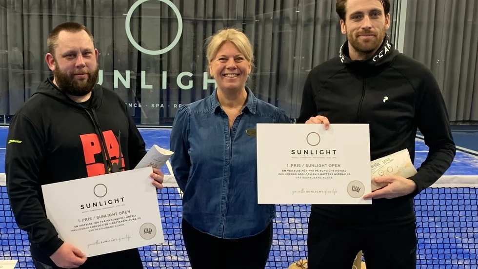 Från vänster: Joakim Halvarsson, Camilla Ellqvist (marknadschef Sunlight) och Joakim Juhlin. Joakim x 2 vann huvudklassen vid första padeltävlingen vid nya anläggningen på området. 