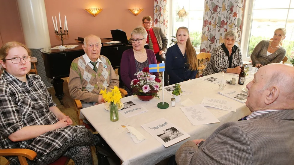 Evert Pettersson bland familj och vänner och bekanta som bor på Bobinen. Foto: Roelof Stroetinga