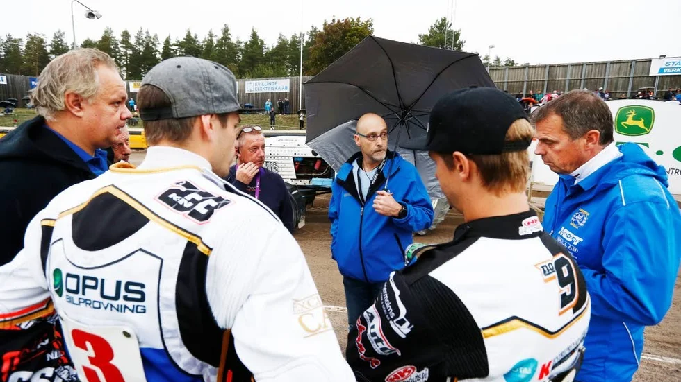 Domare Peter Rogar beslutade i samråd med lagkapterna Kim Nilsson och Daniel Davidsson att banan inte var säker och ställde in semifinalen mellan Vargarna och Piraterna.
