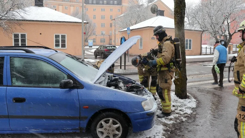 Här, i höjd med Gamla lasarettet, började bilen att brinna.