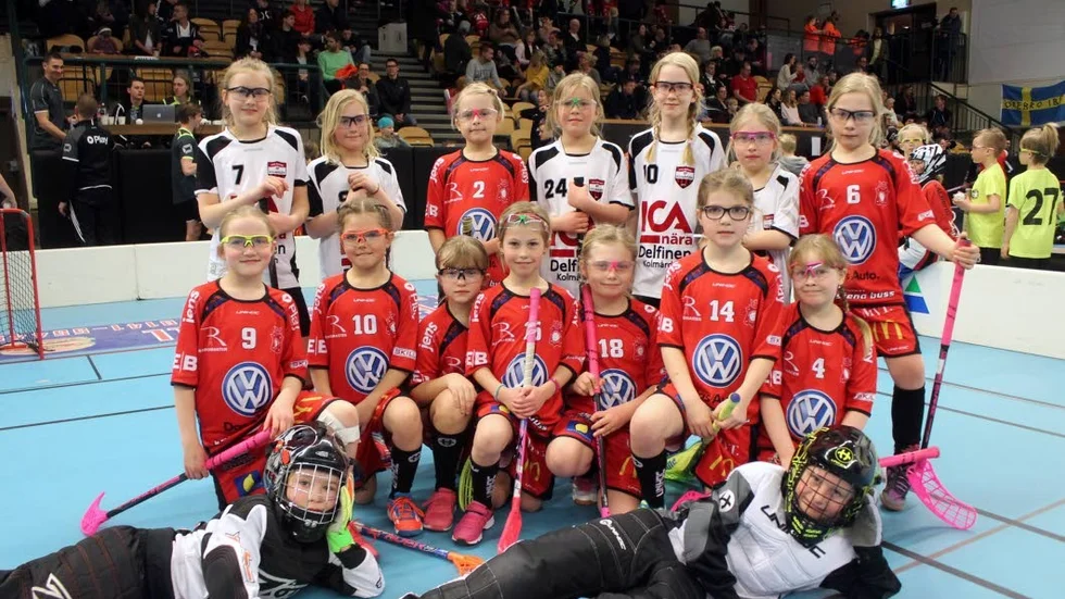 Tillsammans. Solfjäderstadens och Kolmårdens tjejer samlas för gemensam lagbild efter mötet i Radiomasten cup. Turneringen är en gigantisk breddmanifestation för innebandyn.