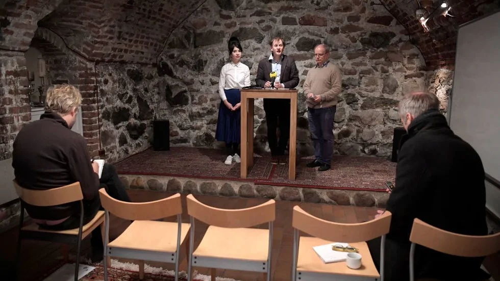 Carl Schlyter presenterar Kitty Ehn och Valter Mutt som partiet Vändpunkts EU-kandidater under en pressträff i Stockholm.