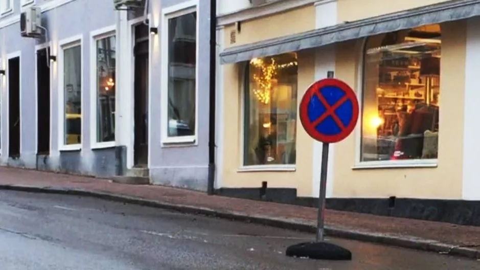 P-platserna skulle vara avstängda hela denna vecka, vilket fick centrumköpmännen att rasa. Senare på dagen hävdes avstängningen.