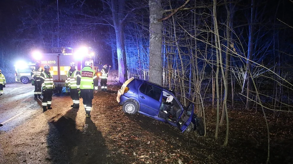 Tre män färdades i bilen när man av okänd anledning kolliderade med ett träd.
