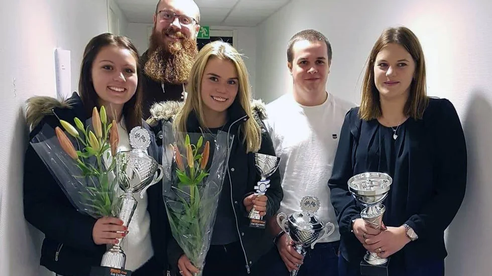 PRISTAGARE. SMK Motalas gäng, bakre raden från vänster: Andreas Dalegård  och Tobias Ljungeskog. Främre raden till vänster: Amanda Boberg, Wilma Boberg och Alexandra Damberg.
