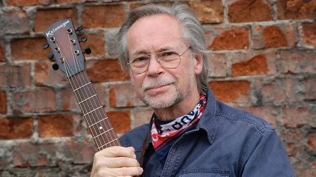 James Hollingworth kommer till Västervik och Open Stage på Stadshotellet.