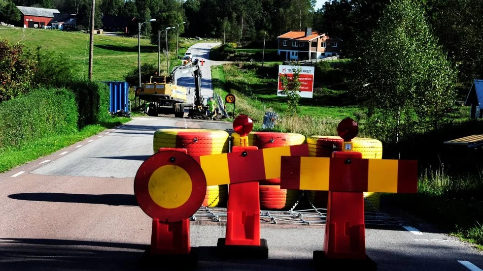 Vägarbete. Bilden taget från ett vägarbete i Blackstad för två år sedan. I augusti ska två broar i norra kommundelen få underhåll.