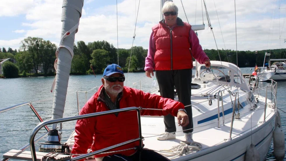 Christer, Gunvor och hunden Jessi åker en rundtår med båten.