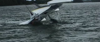 Bemannad segelbåt hamnade upp och ner