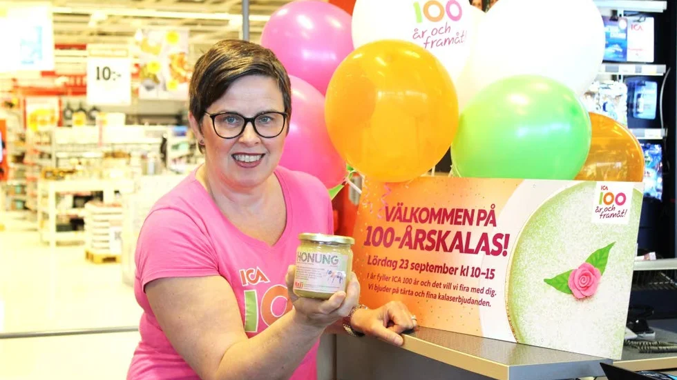 Honungsproducent. Bina som levt i Ica Maxis bikupa har producerat 40 kilo honung i sommar. På lördag börjar den säljas, säger butikschefen Katharina Arvidsson.