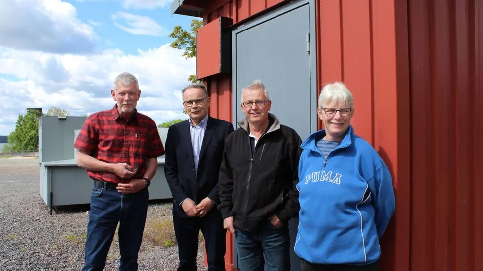 Stängs. Stationen på Vinö är en av många som snart stängs. Från vänster Anders Åkesson (C), Conny Tyrberg (C) samt Per och Kicki Olsson.