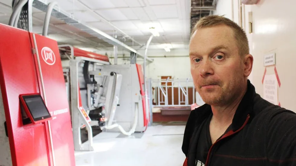 Automatisering. Henrick Jonsson, som driver lantbruk på Ogestad och på Gamlebygymnasiet, visade de nya robotarna i Gamleby.