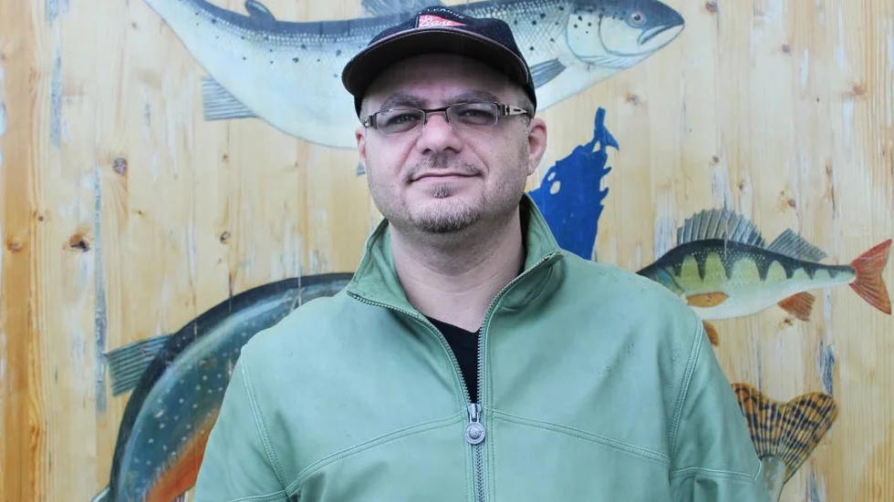 MATGLAD. Tamer Khalil gillar svensk mat och att både fånga och äta fisken från våra insjöar.