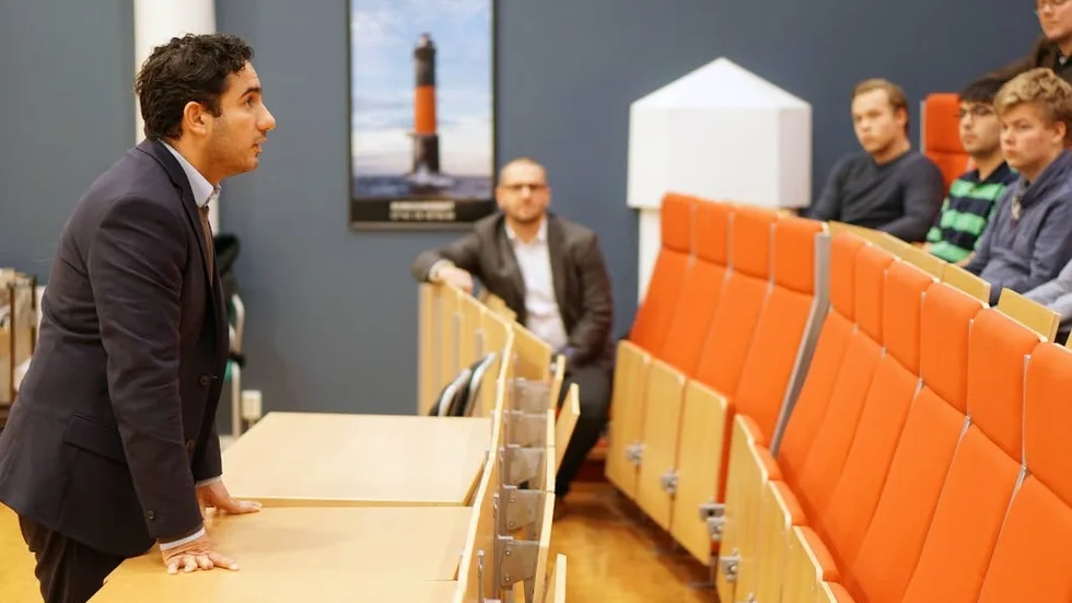 Mötte elever. Civilminister Ardalan Shekarabi mötte på onsdagen elever på Västerviks gymnasium.