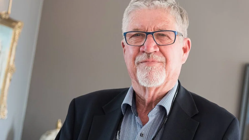 Jan B Frey lämnar över.