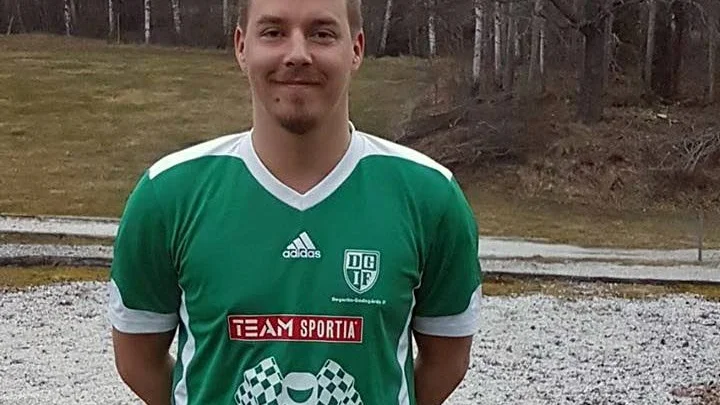 NYTT LAG. Erkko Hänninen, spelande styrelsemedlem i nya DGIF, får visa upp tröjan för Motalas nya innebandyklubb.