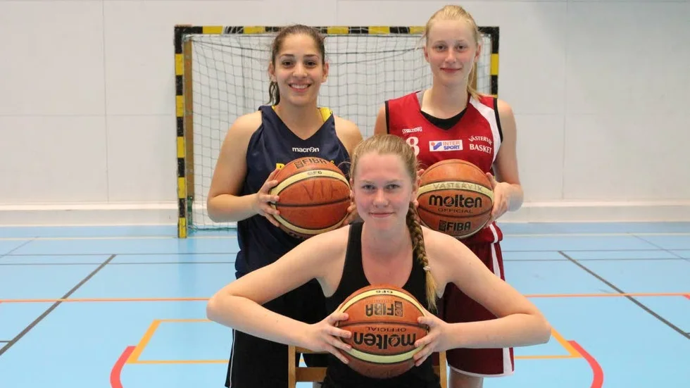 Distriktslaget nästa. Emelie Axelsson, längs till vänster, Lisa Dahl och Stella Gavriilidou ska alla repressentera Småland till helgen.