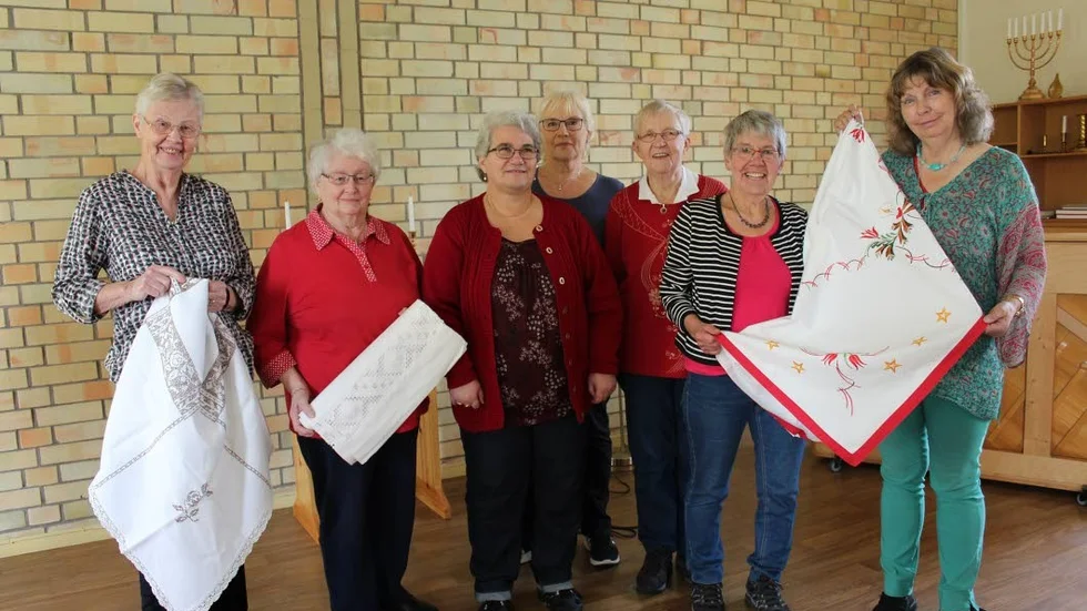Syförening firar. Från vänster: Marita Ringdahl, Barbro Lilja, Birgitta Davidsson, Eivor Pettersson, Gerd Lindblad, Anita Tildemyr och Margareta Lund.