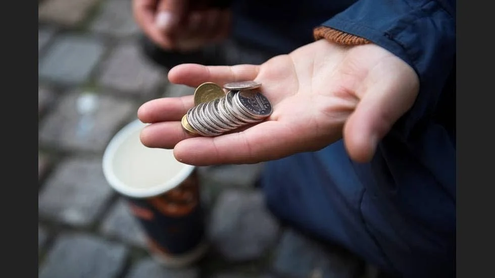 När rättegången inleddes på tisdagen var det åtta målsägare som lämnat in skadeståndsanspråk på sammanlagt nästan en halv miljon kronor. De kräver ersättning för kränkning och pengar de tiggt ihop, men inte fått behålla.