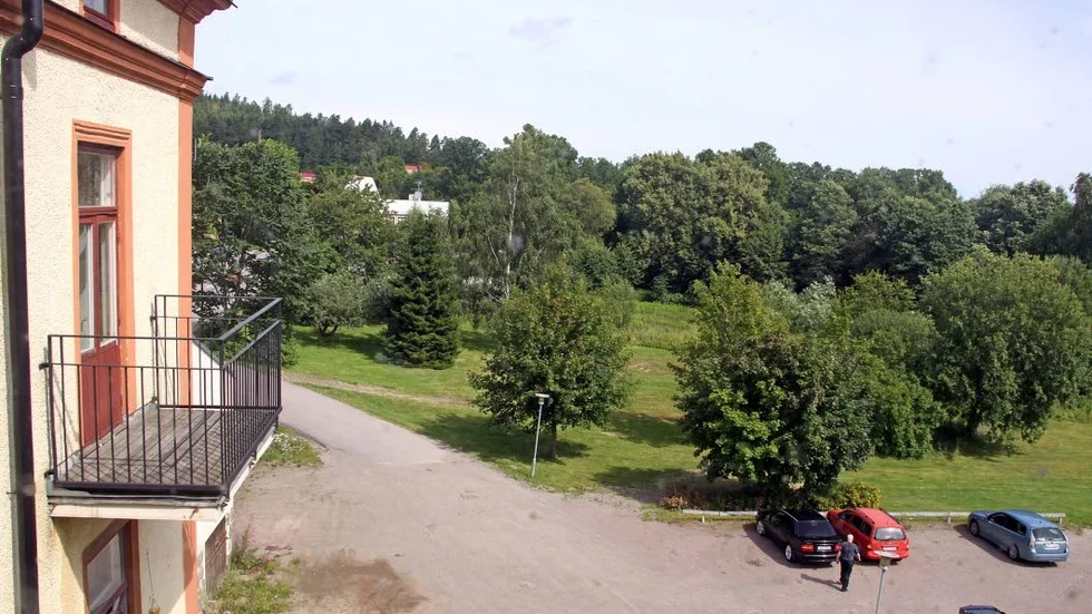 Den så kallade mejeritomten sedd från grannfastigheten Sveahuset.