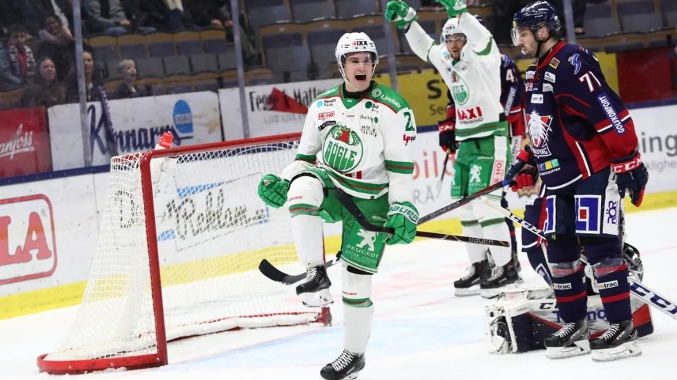 LINKÖPING 20181122
Rögles Nils Höglander sätter 1-2  målet under torsdagens ishockeymatch i SHL mellan Linköping HC och Rögle HK i Saab Arena.
Foto: Jeppe Gustafsson / TT / kod 71500