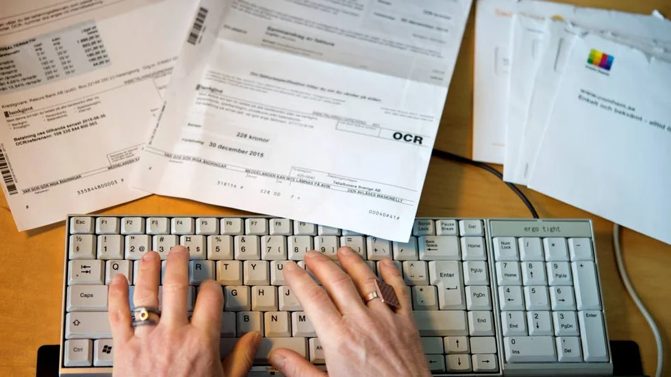 Betalningar som drar ut på tiden är ett stort problem för många företag och påverkar deras möjligheter att anställa fler, skriver debattörerna.