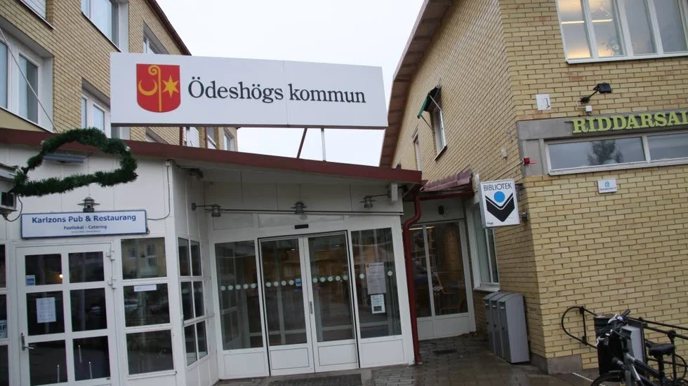 Novembergrått. Så är det nu inte bara utanför kommunhuset utan även i relationerna inom den borgerliga majoriteten.