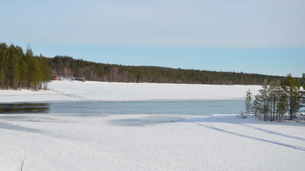 Stensundet norr om Jokkmokk där de två skoterspåren tydlig markerar livsfaran.