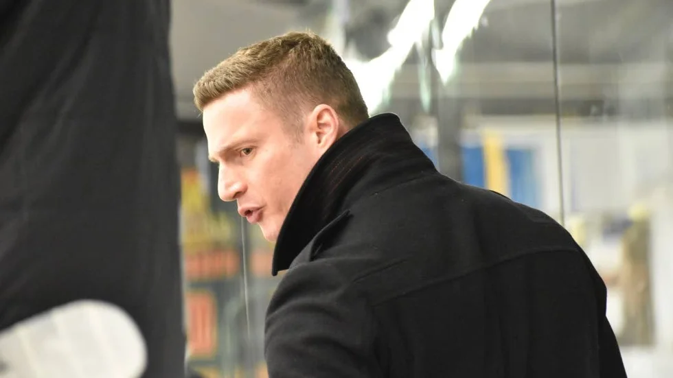 Enorm besvikelse. VH-tränaren Phil Horsky led hårt efter den knappa förlusten med 6–5 mot Kristianstad.