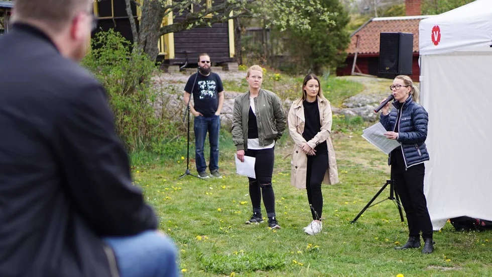 13:18 på Kulbacken: Jenny Sandskog Loman, Sanna Risell Kron och Therese Ringdahl Nilsson talar vid Vänsterpartiets förstamajfirande. I bakgrunden ses trubaduren Rick Titrö.