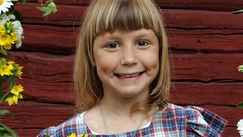Maria Silfverhielm hjälpte till att klä midsommarstången i Bellö. Foto: Rebecca Carlsson