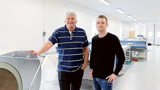 Johan Neuman, vd och Johan Persson, projektledare, i ett av företagets nybyggda utrymmen. "Här tillverkar vi bullerdämpande väggpaneler och golvpaneler", berättar Johan Neuman.