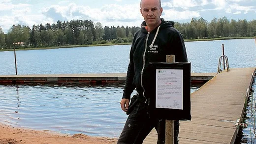 Peter Karlsson, arena- och anläggningschef har precis satt upp skylten som visar att badplatsen är stängd.