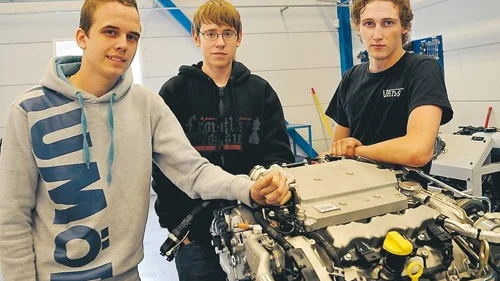 Toppresultat i slutprovet fick de här eleverna, som snart slutar fordonsprogrammet i Vimmerby. Från vänster Erik Axelsson (2:a i länet och 12:a i riket), Richard Gustavsson (3:a i länet) och Johan Svensson (1:a i länet och 5:a i riket).