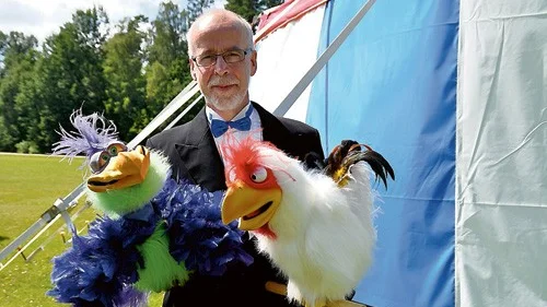 En gam, en trollkarl och en höna.