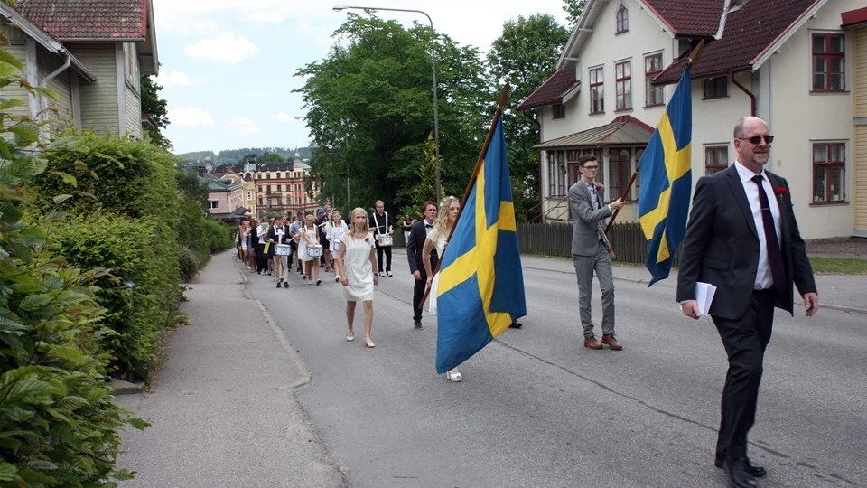 De fem avgångsklasserna går den traditionsenliga paraden till kyrkan. Foto: Erica Månsson